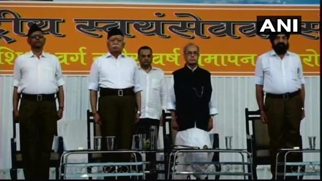Former President Pranab Mukherjee (right) with RSS chief Mohan Bhagwat in Nagpur at the RSS’s Tritiya Varsha event.(ANI Photo)