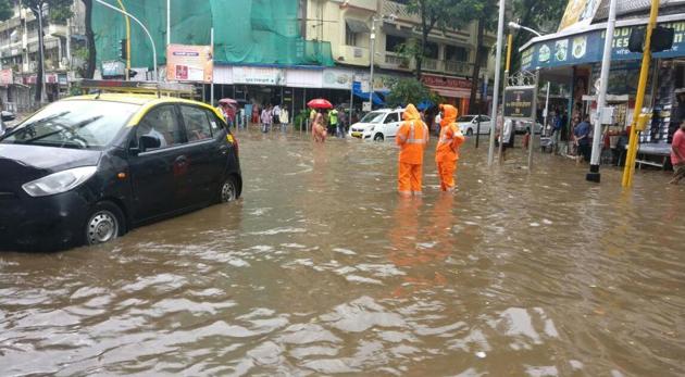 Parts of central Mumbai, Elphinstone Road, Parel, Dadar TT Circle and Hindmata were flooded in the pre-monsoon thundershowers.(HT Photo)