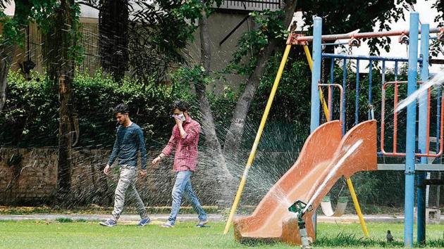 RAISING A STINK: The foul smell from tertiary treated water used to irrigate a park in Sector 27A has passers-by scrambling for their hankies.(Karun Sharma/HT)