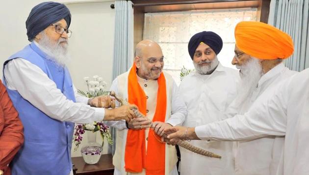 BJP president Amit Shah met Akali Dal patriarch and five-time chief minister Parkash Singh Badal and his son and party president Sukhbir Singh Badal in Chandigarh.(Twitter/@AmitShah)