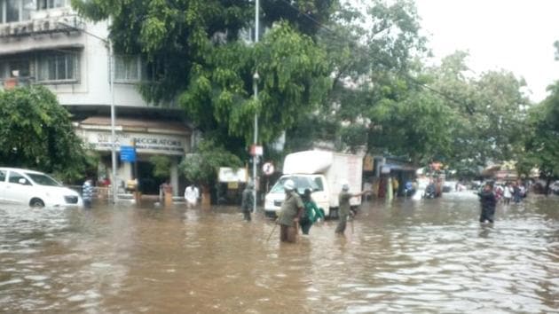 Several parts of Mumbai were flooded after moderate rainfall on Thursday.(Vijayanand Gupta/HT Photo)