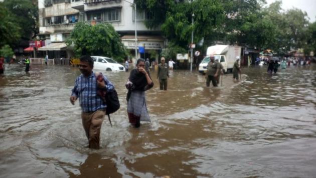 Road flooded in Sion, Mumbai on June 7, 2018. (HT Photo/Vijayanand Gupta) Road flooded in Sion, Mumbai on June 7, 2018. (HT Photo/Vijayanand Gupta)