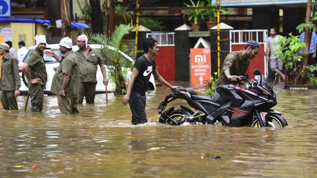 A waterlogged road near Gurunanak hotel after heavy rains lashed Mumbai on Thursday.(Vijayanand Gupta/HT Photo)