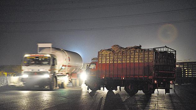 A view of trucks seen taking a wrong turn to the Eastern Peripheral Expressway on Delhi-Meerut road.(Sanchit Khanna/HT PHOTO) A view of trucks seen taking a wrong turn to the Eastern Peripheral Expressway on Delhi-Meerut road.(Sanchit Khanna/HT PHOTO)