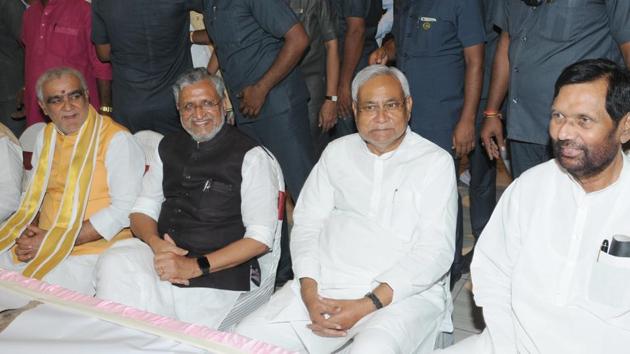 Bihar chief minister Nitish Kumar, his deputy Sushil Modi and Union minister Ram Vilas Paswan at the NDA dinner event in Patna on Thursday.(AP Dube/HT Photo)