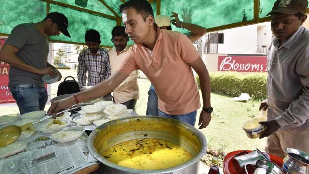 Manuj Gupta organises community feasts for the poor. He has launched a website and a Facebook page so that more could join in.(Sanjeev Verma/HT Photo)