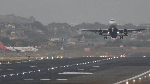Mumbai is the only single-runway airport in India to handle so many take-offs and landings in a day.(Satyabrata Tripathy/HT Photo) Mumbai is the only single-runway airport in India to handle so many take-offs and landings in a day.(Satyabrata Tripathy/HT Photo)