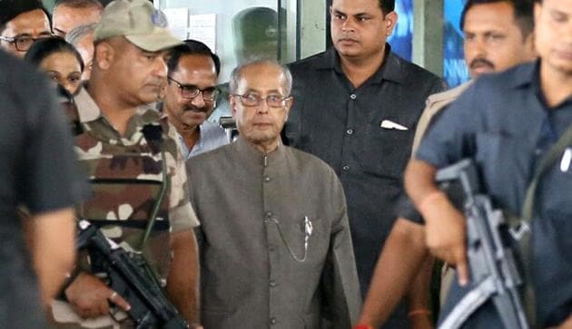 Former President Pranab Mukherjee arrives at Nagpur Airport on Wednesday. He is in the city to attend an RSS event on Thursday.(HT photo)