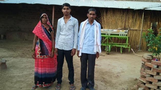 Krishna Kumar with his parents.(HT Photo)