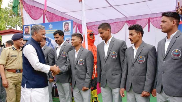 CM Trivendra Singh Rawat meets members of the state police team that scaled Everest, at Police Lines in Dehradun on Friday. (Vinay S Kumar/HT) CM Trivendra Singh Rawat meets members of the state police team that scaled Everest, at Police Lines in Dehradun on Friday. (Vinay S Kumar/HT)