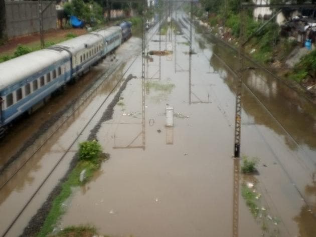 Water-logging on railway tracks between Sion and Matunga stations on Thursday. (Vijayanand Gupta/HT Photo) Water-logging on railway tracks between Sion and Matunga stations on Thursday. (Vijayanand Gupta/HT Photo)