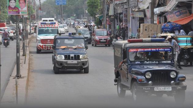 The police created green corridor between trauma centre, BHU and Lal Bahadur Shastri International Airport, Varanasi.(HT Photo)