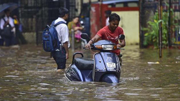 Mumbai experienced pre-monsoon showers on Thursday that resulted in waterlogging of several areas. (HT Photo) Mumbai experienced pre-monsoon showers on Thursday that resulted in waterlogging of several areas. (HT Photo)