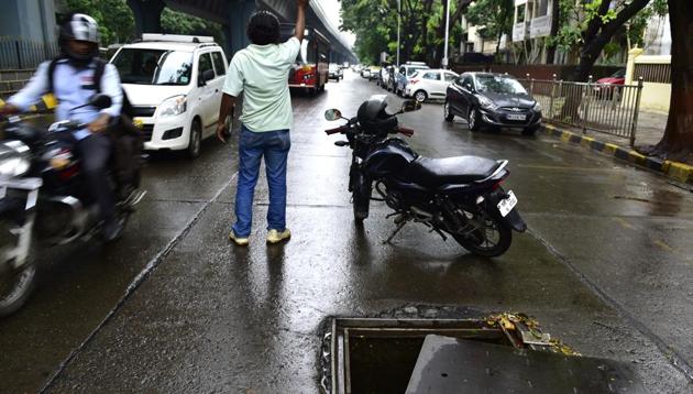 Manhole at Ambedkar road, Near Five Garden Matunga was open for two hours even after complaining to BMC, locals closed it themselves when no one from BMC came (HT Photo) Manhole at Ambedkar road, Near Five Garden Matunga was open for two hours even after complaining to BMC, locals closed it themselves when no one from BMC came (HT Photo)