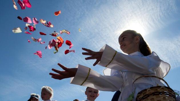 Catholic faithful throw petals during a procession marking the Feast of Corpus Christi in Minsk, Belarus. (Vasily Fedosenko / REUTERS)