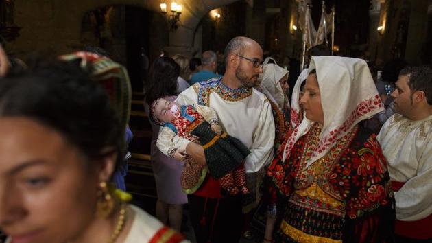 People wearing the traditional costumes of ‘Lagartera’ take part on the Corpus Christi procession in Lagartera, Spain. (Pablo Blazquez Domiguez / Getty Images)