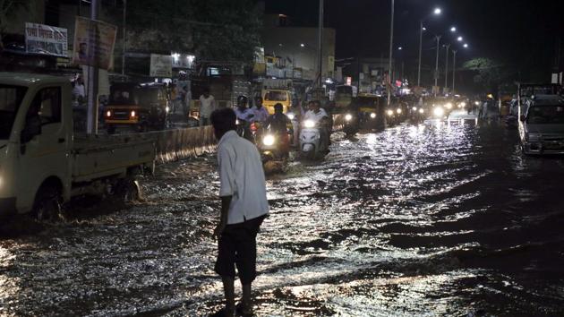 Heavy rain at Upper Indiranagar on Wednesday led to waterlogged roads, leaving residents wading knee-deep through water.(Rahul Raut/HT PHOTO) Heavy rain at Upper Indiranagar on Wednesday led to waterlogged roads, leaving residents wading knee-deep through water.(Rahul Raut/HT PHOTO)