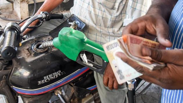 In Delhi, petrol now costs Rs 77.42 a litre, and diesel costs Rs 68.58 per litre.(Sanket Wankhade/HT PHOTO) In Delhi, petrol now costs Rs 77.42 a litre, and diesel costs Rs 68.58 per litre.(Sanket Wankhade/HT PHOTO)
