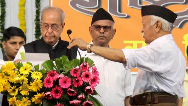 Former president Pranab Mukherjee speaks as Rashtriya Swayamsevak Sangh (RSS) chief Mohan Bhagwat adjusts the mike during the closing ceremony of ‘Tritiya Varsha Sangh Shiksha Varg’, an (RSS) event to mark the conclusion of a three-year training camp for Swayamsevaks, in Nagpur on June 7, 2018.(PTI)