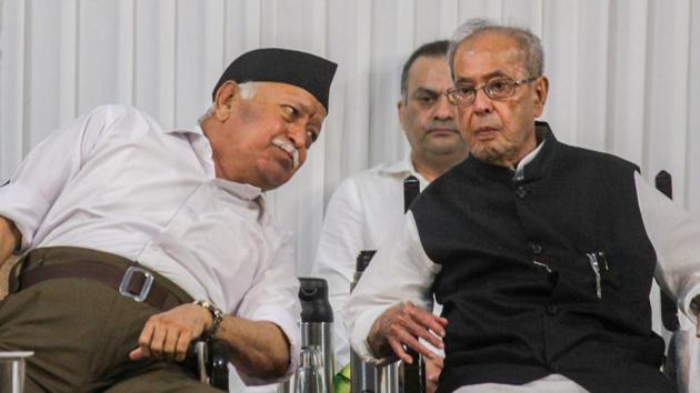 Former president Pranab Mukherjee with Rashtriya Swayamsevak Sangh (RSS) chief Mohan Bhagwat at the closing ceremony of ‘Tritiya Varsha Sangh Shiksha Varg’, in Nagpur on Thursday.(PTI Photo)