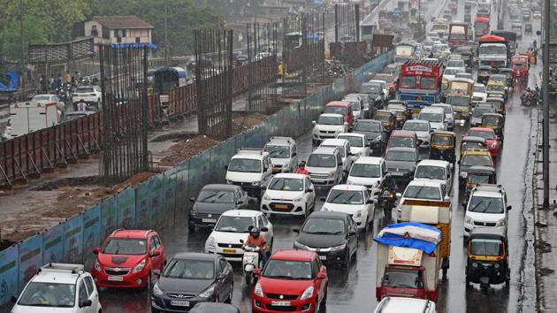 Traffic congestion on Western Express Highway due to heavy rain at Yogeshwari in Mumbai. Airline officials also informed passengers to make it early to the airport because of congestions on the road. (Satyabrata Tripathy / HT Photo) Traffic congestion on Western Express Highway due to heavy rain at Yogeshwari in Mumbai. Airline officials also informed passengers to make it early to the airport because of congestions on the road. (Satyabrata Tripathy / HT Photo)