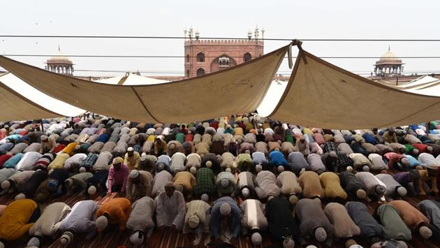 Devotees offer prayers on the last Friday in the month of Ramzan at Jama Masjid in Old Delhi. (Vipin Kumar / HT Photo) Devotees offer prayers on the last Friday in the month of Ramzan at Jama Masjid in Old Delhi. (Vipin Kumar / HT Photo)