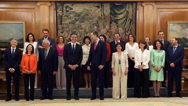 The new Spanish government’s ministers pose with Prime Minister Pedro Sanchez (7L) and King Felipe VI (C) after taking oath at La Zarzuela palace in Madrid on June 7, 2018. King Felipe VI yesterday swore in Spain’s new pro-EU government with a record 11 women members including in key posts such as defence and economy, and six male ministers. (J. J. Soriano / Pool / AFP)