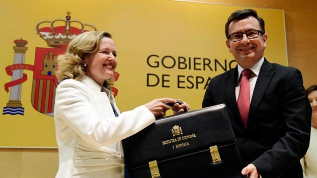 The European Commission has welcomed the selection of Nadia Calviño (L), the European Commission’s director general for budgets, to head the ministry of economy and business. She is among several appointments designed to reassure Europe over the new administration in Madrid, which will rule with the smallest minority since Spain’s transition to democracy in 1978. (Javier Soriano / AFP)