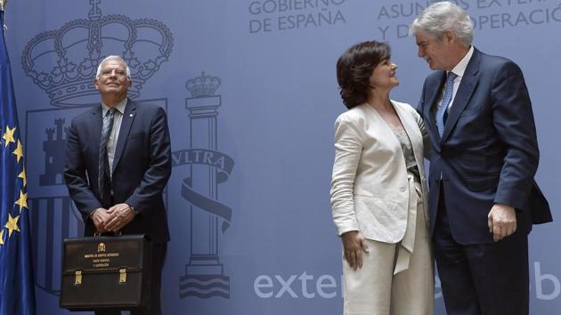 The appointment of Josep Borrell (L), a former president of the European Parliament, as the minister of foreign affairs has also been lauded by Brussels. Borrell’s hardline stance against the Catalan independence movement has however aggravated the separatist government in Catalonia which had lent support to Sanchez. (Oscar Del Pozo / AFP)