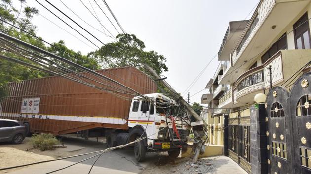 A truck trailer crashed into five cars parked at sector 45 in Gurugram on Wednesday night.(Sanjeev Verma/HT Photo) A truck trailer crashed into five cars parked at sector 45 in Gurugram on Wednesday night.(Sanjeev Verma/HT Photo)