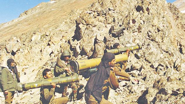 Soldiers take position during the Kargil war.(HT Archive)