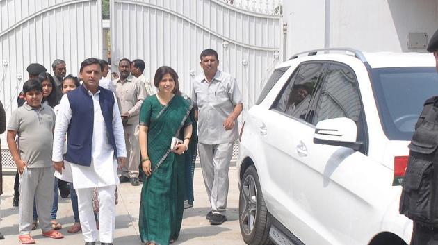 Samajwadi Party chief Akhilesh Yadav and his wife Dimple Yadav (Kannauj MP) vacating Akhilesh's government bungalow on 4 Vikramaditya Marg in Lucknow. (HT File Photo) Samajwadi Party chief Akhilesh Yadav and his wife Dimple Yadav (Kannauj MP) vacating Akhilesh's government bungalow on 4 Vikramaditya Marg in Lucknow. (HT File Photo)