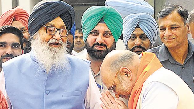 BJP state president Amit Shah with Parkash Singh Badal in Chandigarh, June 7(HT)