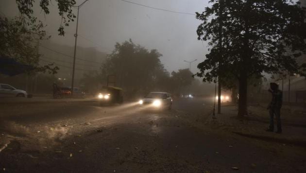 Vehicles drive past during a sudden dust storm, near sector 29 in Gurugram, India, on Saturday, June 9, 2018.(Sanjeev Verma/HT PHOTO) Vehicles drive past during a sudden dust storm, near sector 29 in Gurugram, India, on Saturday, June 9, 2018.(Sanjeev Verma/HT PHOTO)