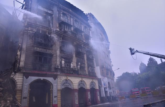 Firemen douse the flames at Kothari Building in Fort area of Mumbai. (HT Photo) Firemen douse the flames at Kothari Building in Fort area of Mumbai. (HT Photo)