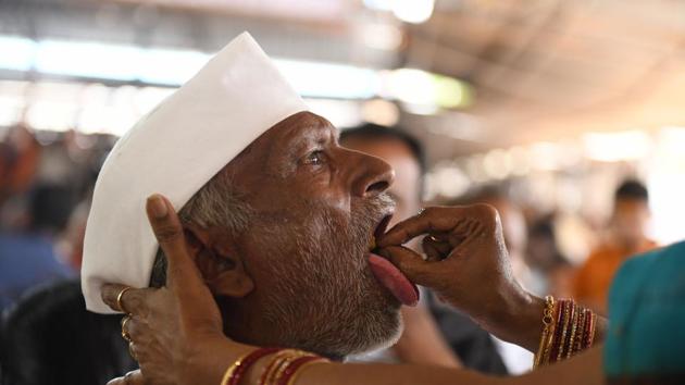 A member of the Bathini Goud family administers ‘fish medicine’ to a patient at the exhibition ground in Hyderabad, Telangana on June 8, 2018. The medicine, to patients since 1840 as a cure for asthma and other breathing disorders, is placed in the mouth of a live murrel fish and then slipped into the mouth of the patient. (Noah Seelam / AFP) A member of the Bathini Goud family administers ‘fish medicine’ to a patient at the exhibition ground in Hyderabad, Telangana on June 8, 2018. The medicine, to patients since 1840 as a cure for asthma and other breathing disorders, is placed in the mouth of a live murrel fish and then slipped into the mouth of the patient. (Noah Seelam / AFP)