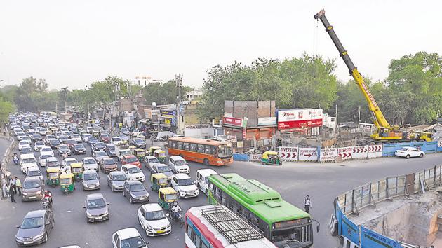 Vehicles stuck in traffic jam during peak hours at Ashram Chowk, in New Delhi.(Burhaan Kinu/HT file photo)