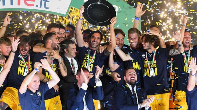Parma Calcio players celebrate the return in Serie A with the Trophy at Stadio Ennio Tardini on May 27, 2018 in Parma, Italy.(Getty Images)