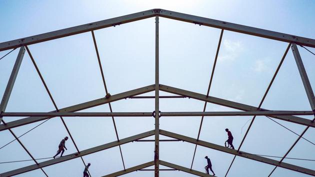 Workers dismantle a temporary installation, at India Gate Lawns in New Delhi, on June 08, 2018. (Ravi Choudhary / PTI) Workers dismantle a temporary installation, at India Gate Lawns in New Delhi, on June 08, 2018. (Ravi Choudhary / PTI)