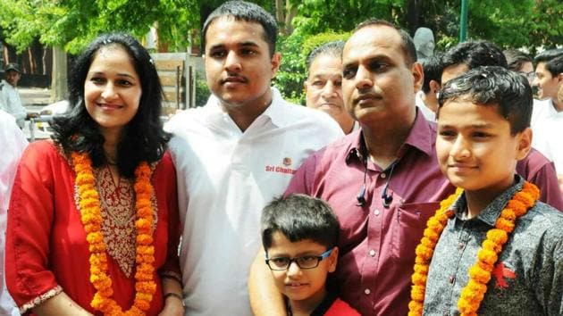 Pranav Goyal, who secured All India Rank 1 in the JEE Advanced 2018 examination, with his family.(Sanjeev Sharma/HT Photo)