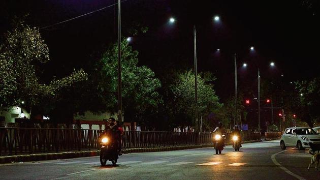 Gurugram agencies are in the process of setting up LED streetlights across the city. Work is already under way in Sector 4. (HT Photo/Yogendra Kumar) Gurugram agencies are in the process of setting up LED streetlights across the city. Work is already under way in Sector 4. (HT Photo/Yogendra Kumar)