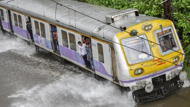 Water Logging on railway track between Sion and Matunga after heavy rains in Mumbai(HT Photo)