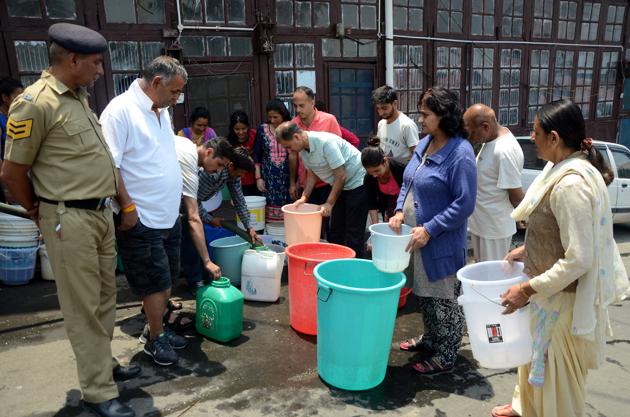 A security personals has been deployed with the water tankers to avoid any incidents happen during water distribution during the water crisis in Shimla city.(HT File Photo)