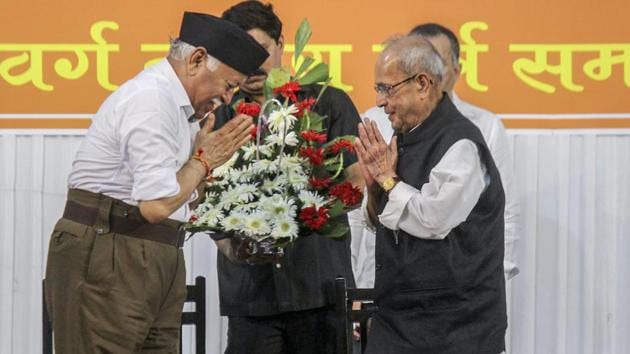 Former president Pranab Mukherjee is welcomed by Rashtriya Swayamsevak Sangh chief Mohan Bhagwat in Nagpur, on Thursday, June 07, 2018.(PTI)