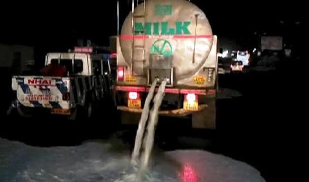 In an earlier protest, farmers spilt milk on a road at Khed Shivapur in Pune on June 1. (HT FILE) In an earlier protest, farmers spilt milk on a road at Khed Shivapur in Pune on June 1. (HT FILE)