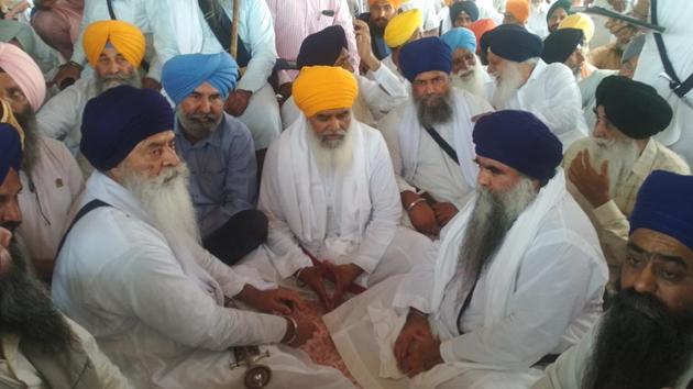 Dhian Singh Mand, parallel acting jathedar of Akal Takht, and Damdami Taksal chief Harnam Singh Dhumma with others at a protest site at Bargari village in Faridkot district. (HT file photo) Dhian Singh Mand, parallel acting jathedar of Akal Takht, and Damdami Taksal chief Harnam Singh Dhumma with others at a protest site at Bargari village in Faridkot district. (HT file photo)