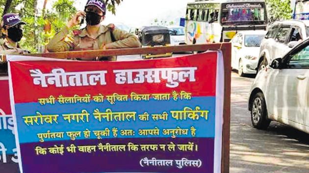 Traffic police has put up ‘houseful’ banners on approach roads to Nainital; the hill town has capacity to park 2,000 four-wheelers but nearly 4,000 tourists reach here in cars daily.(Ritesh Sagar/ HT Photo)
