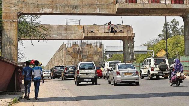 In nearly 41 months, only 42% of work on the RTR flyover has been completed. (Vipin Kumar/HT PHOTO) In nearly 41 months, only 42% of work on the RTR flyover has been completed. (Vipin Kumar/HT PHOTO)