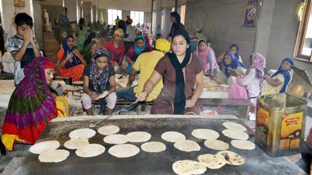 Devotees preparing chapattis in the langar hall at the Golden Temple in Amritsar.(HT File)