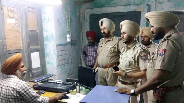Police personnel investigating at Kukran Wala power-sub station from where two armed men looted Rs 5 lakh cash after opening fire near Rajasansi in Amritsar on Monday. (HT Photo) Police personnel investigating at Kukran Wala power-sub station from where two armed men looted Rs 5 lakh cash after opening fire near Rajasansi in Amritsar on Monday. (HT Photo)
